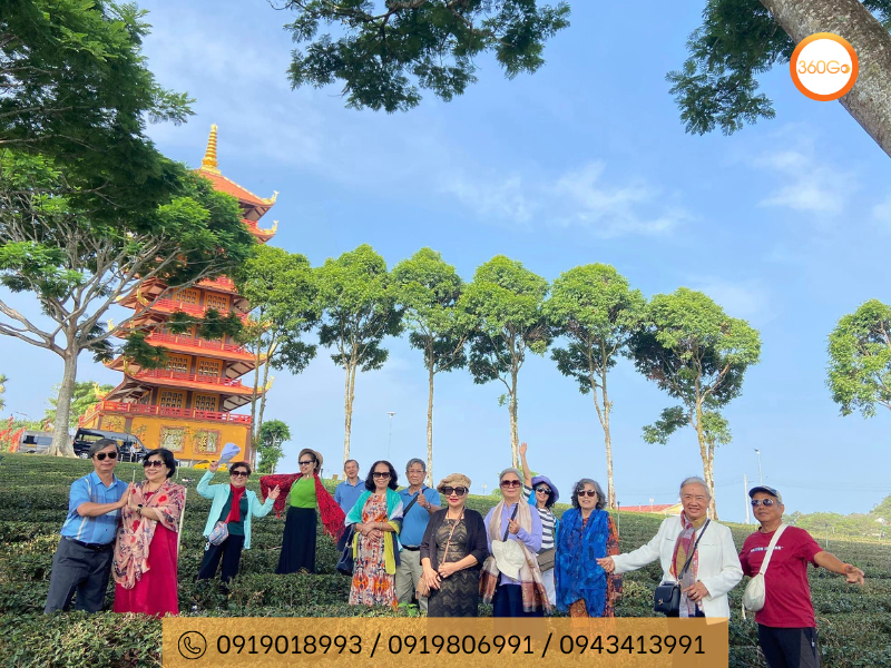 Du khách 360Go chụp ảnh lưu niệm tại Tu Viện Bát Nhã - Du lịch 360Go